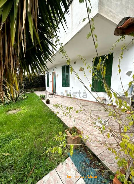 Casa indipendente con 2 appartamenti