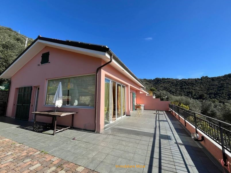 Villetta bifamiliare con vista mare e monti